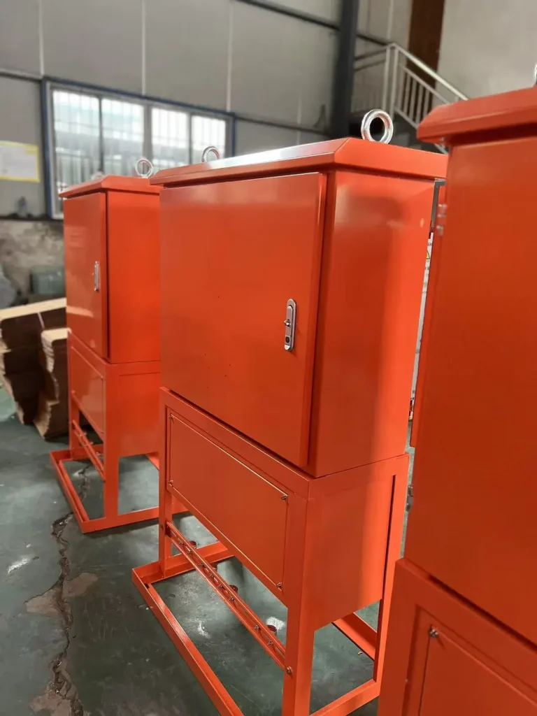 Custom IP65 Outdoor Distribution Cabinet with Rainhood and Double Doors