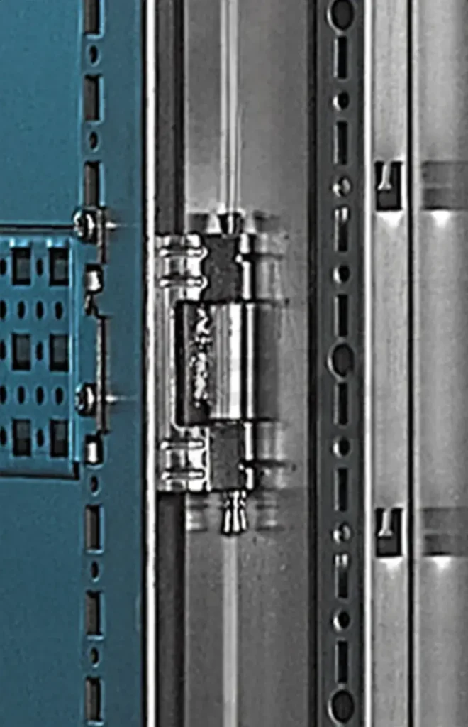 Heavy-duty hinge for enhanced durability