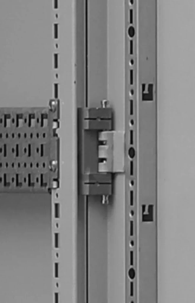 Heavy-duty hinge for enhanced durability